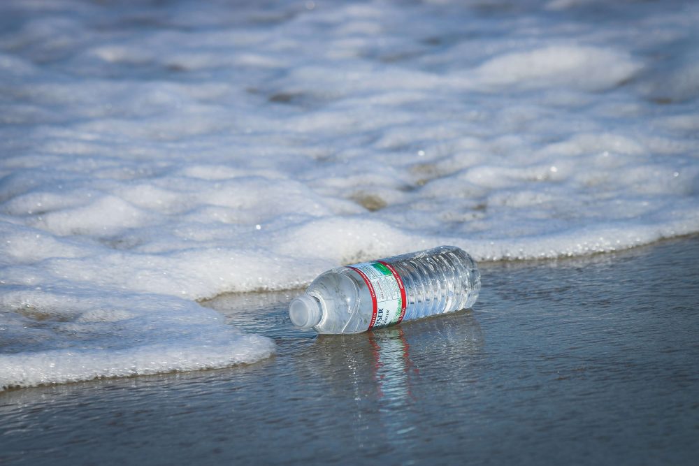 Plastikflasche an Strand