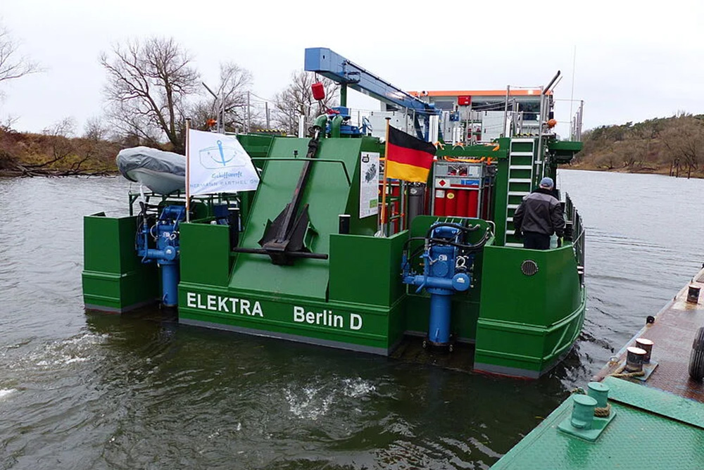 Das Forschungsboot "Elektra" im Berliner Westhafen.